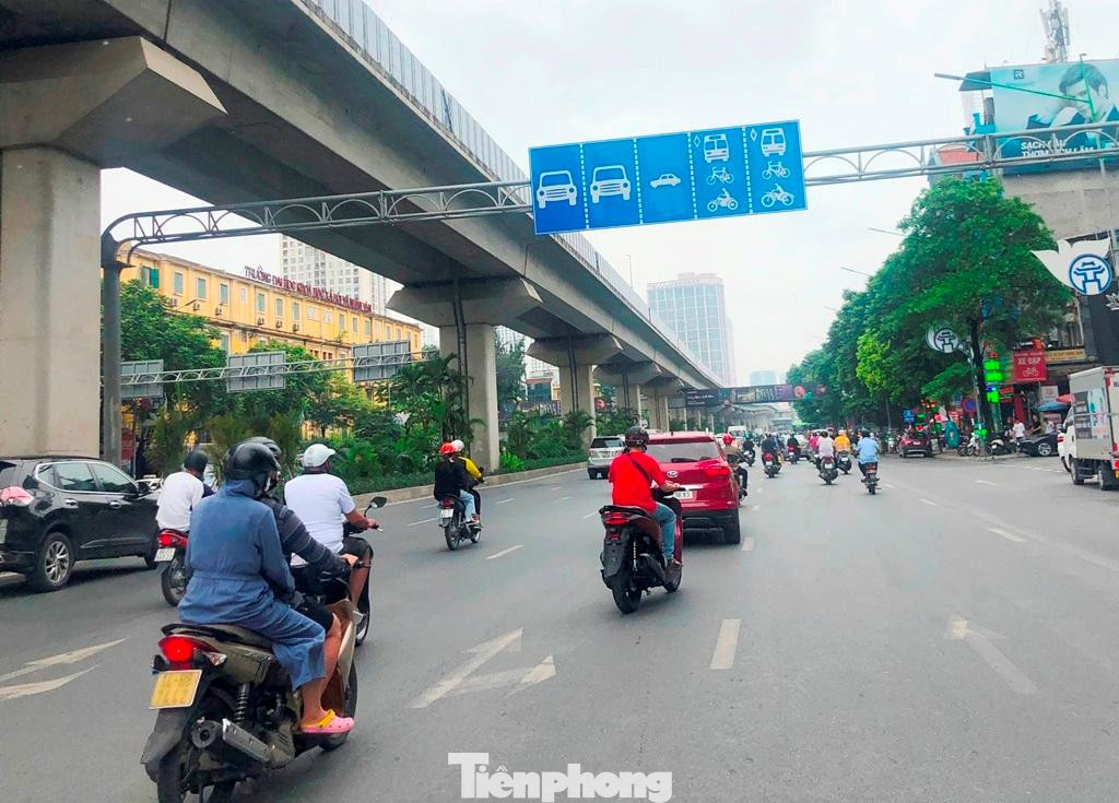 Thay vì 6 làn xe đi lại hỗn hợp mỗi chiều, từ hôm qua (6/8) tuyến đường Nguyễn Trãi đoạn từ nút giao Thanh Xuân đến Ngã Tư Sở được phân thành 5 làn xe, trong đó tách riêng 3 làn ô tô, 2 làn hỗn hợp (xe máy, xe buýt, xe thô sơ).