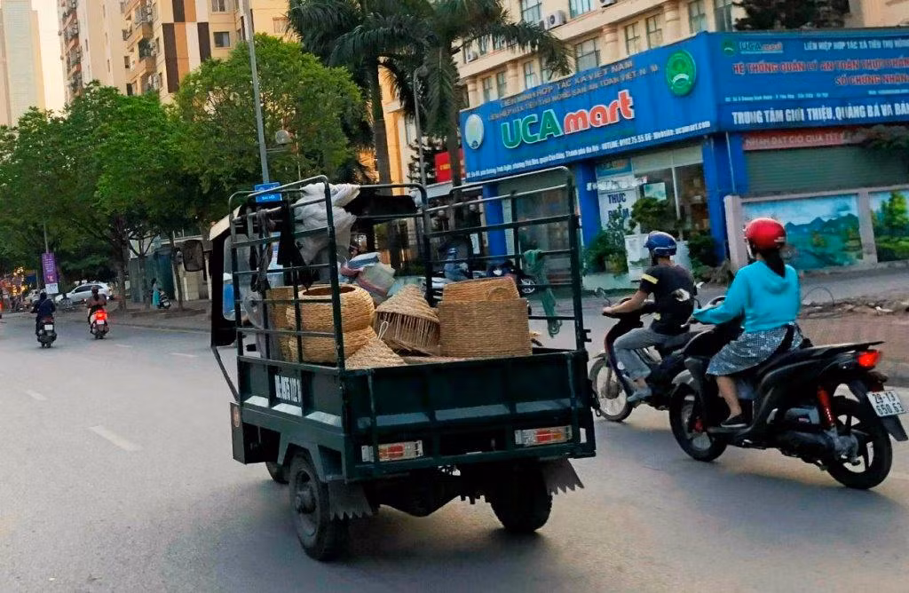 Mặc dù là phương tiện tự chế, không có biển số (biển kiểm soát), bị cấm lưu thông, nhưng đi trên đường Hà Nội những ngày qua người tham gia giao thông dễ dàng nhận ra xe ba bánh tự chế vẫn lưu thông, chở hàng hóa trên đường.