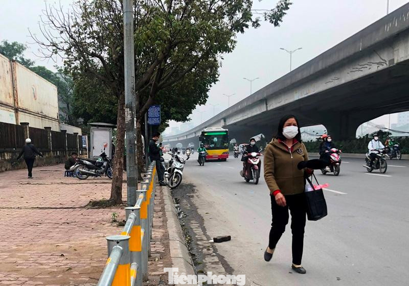 Do có hàng rào ngăn cách, lối tiếp cận vỉa hè nhỏ, xa nên nhiều người đi bộ trên đường Phạm Hùng những ngày qua đã đi dưới lòng đường.