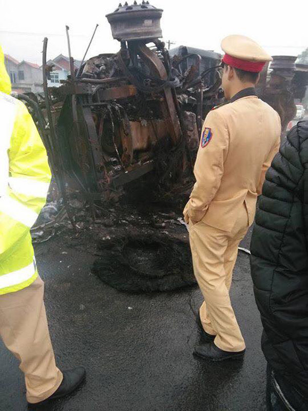 Xe container lật nhào trên quốc lộ rồi bốc cháy như đuốc ảnh 1