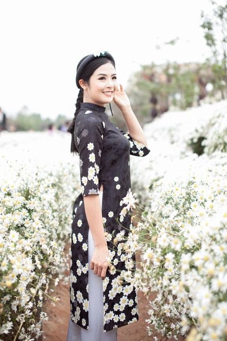 Hoa hậu Ngọc Hân, Á hậu Thanh Tú đẹp rạng rỡ bên cúc họa mi ảnh 3