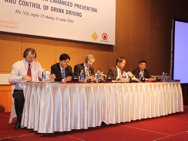 Hội thảo đã công bố những con số đáng báo động về tác hại của rượu bia, đặc biệt đối với người điểu khiển phương tiện giao thông. Ảnh: Tuấn Nguyễn. Hội thảo đã công bố những con số đáng báo động về tác hại của rượu bia, đặc biệt đối với người điểu khiển phương tiện giao thông. Ảnh: Tuấn Nguyễn