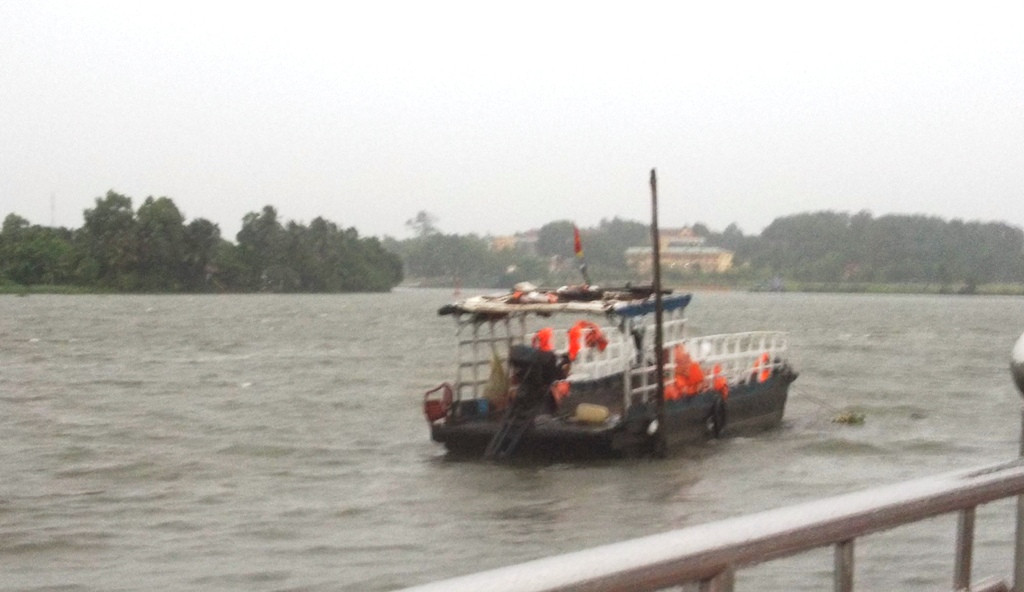 Bến đò Chợ Thủ phải ngừng hoạt động vào chiều tối 1-4 mặc dù còn rất nhiều người chờ đợi