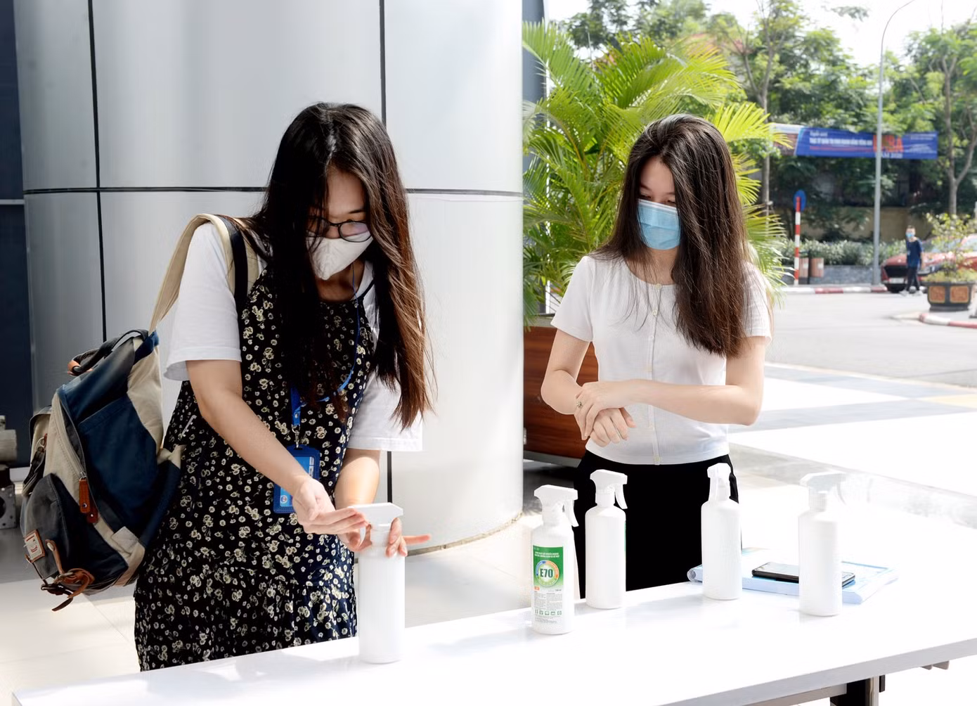 Sinh viên các trường ĐH, CĐ nghiêm túc thực hiện các quy định phòng chống dịch COVID-19 theo khuyến cáo chuyên môn của Bộ Y tế và địa phương. Ảnh: DƯƠNG TRIỀU