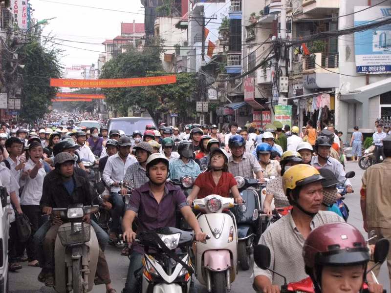Do vụ cháy xảy ra đúng giờ cao điểm buổi chiều, nên giao thông cả hai chiều trên đường Khâm Thiên ách tắc trầm trọng