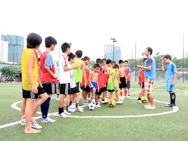 Huấn luyện viên Đặng Phương Nam trực tiếp tham gia tập luyện cùng các em. Huấn luyện viên Đặng Phương Nam trực tiếp tham gia tập luyện cùng các em