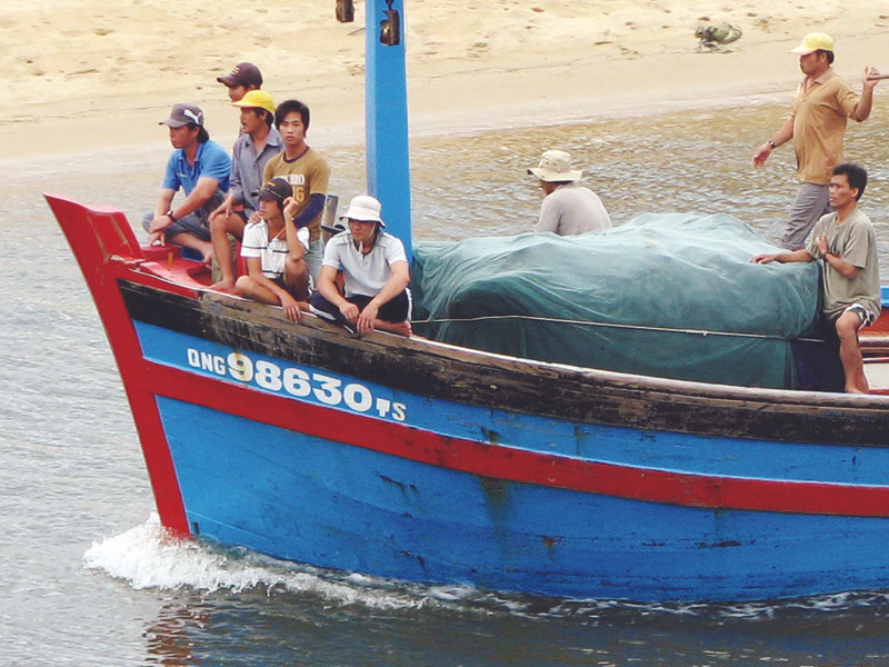 Ngư dân Quảng Ngãi chuẩn bị ra Hoàng Sa. Ảnh: V.C . Ngư dân Quảng Ngãi chuẩn bị ra Hoàng Sa. Ảnh: V.C
