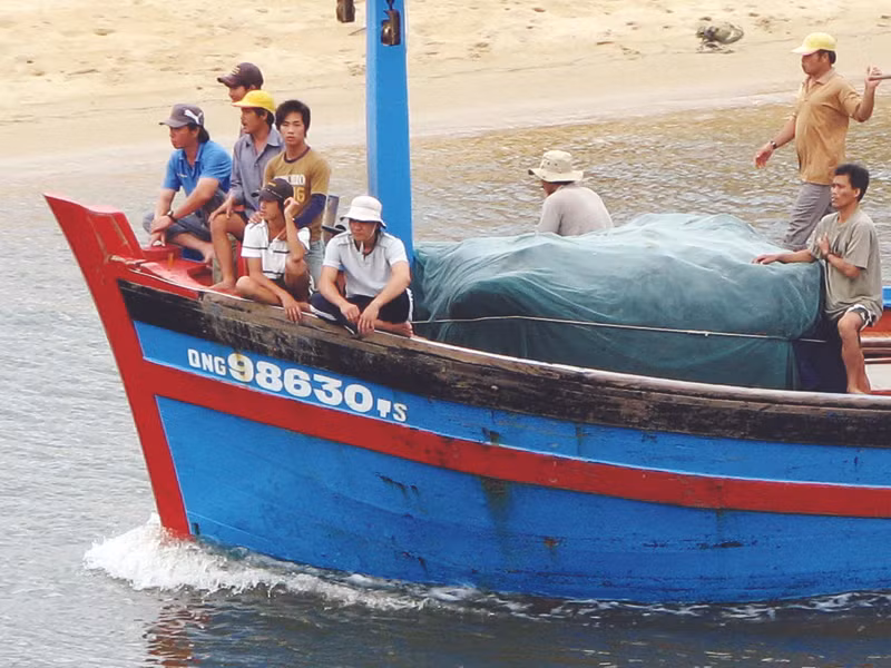Ngư dân Quảng Ngãi chuẩn bị ra Hoàng Sa. Ảnh: V.C 