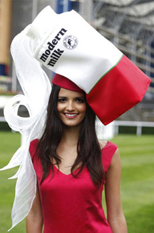 Hộp sữa đang đổ dở. Hộp sữa đang đổ dở