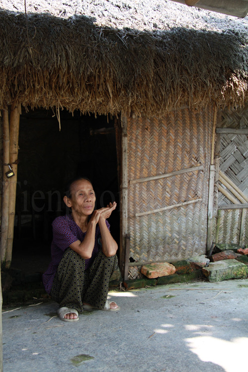Đức đi học trên Hà Nội, căn nhà tranh chỉ còn lại hai ông bà già cả, bệnh tật. Trong ảnh là bà ngoại của Đức. Năm nay, bà Thìn 67 tuổi. Căn bệnh hen suyễn khiến bà suy yếu sức khỏe, hiện chỉ còn nặng 28kg. Ảnh: Trường Phong