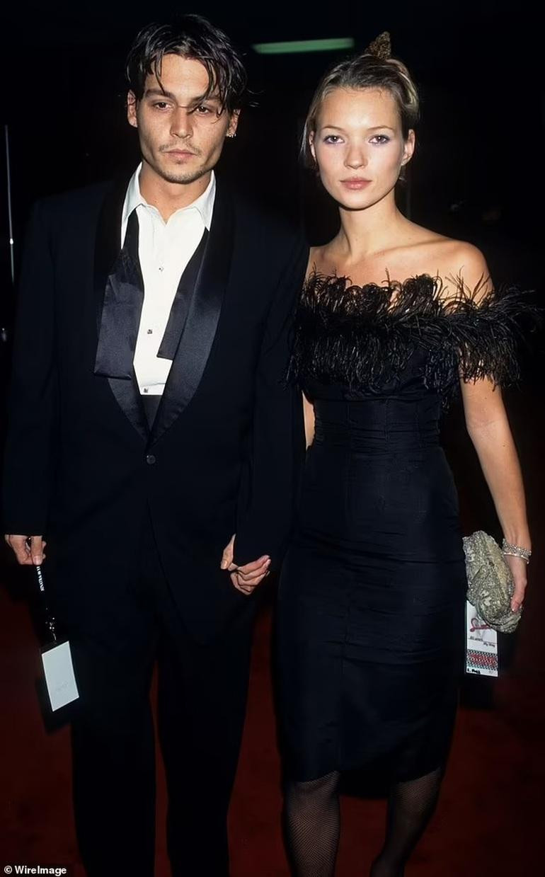 Kate Moss (48 tuổi) và Johnny Depp (58 tuổi) đã gắn bó bên nhau trong giai đoạn đỉnh cao phong độ của hai người, họ đồng hành từ năm 1994 - 1998 (Ảnh: Daily Mail). Kate Moss (48 tuổi) và Johnny Depp (58 tuổi) đã gắn bó bên nhau trong giai đoạn đỉnh cao phong độ của hai người, họ đồng hành từ năm 1994 - 1998 (Ảnh: Daily Mail).