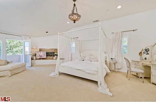 Phòng khách sử dụng gam màu trắng nhưng không hề có cảm giác lạnh lẽo. Phòng bếp mang phong cách Địa Trung Hải. Phòng ngủ có ban công phía ngoài, một không gian lãng mạn!