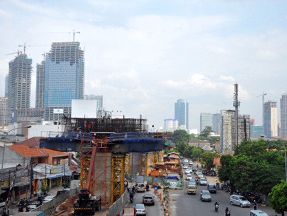 Bơm tiền cho bất động sản không giải quyết các khó khăn nền tảng của kinh tế Việt Nam. Ảnh: F.T