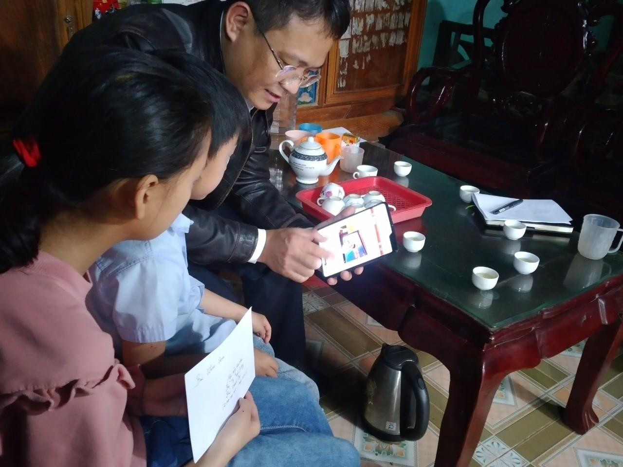 Hai cháu xem hình ảnh ân nhân