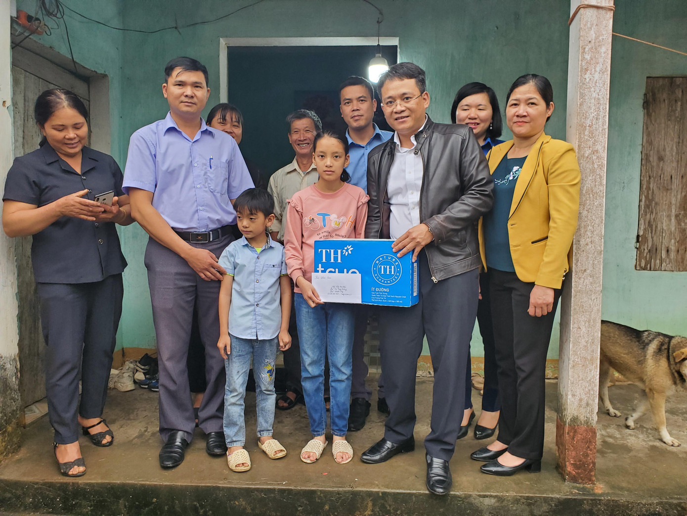 Đại diện Báo Tiền Phong, chính quyền địa phương thay mặt ông Uhm Seon trao tiền hỗ trợ cho hai cháu Dương và Duy.