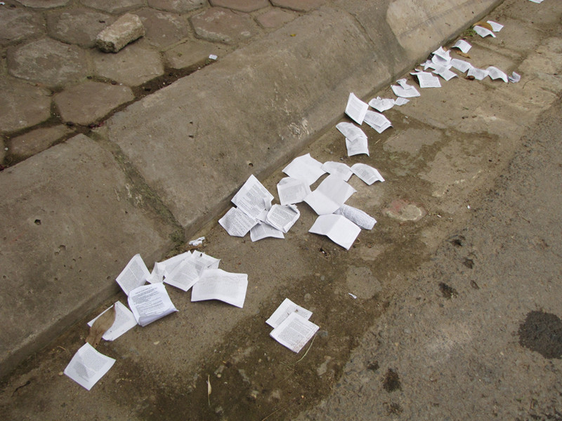 Phao thi rải trước đường dẫn vào cổng trường THPT Xuân Hòa. Ảnh: Trường Phong