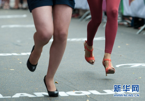 Những đôi giày cao chót vót đủ kiểu cách và màu sắc