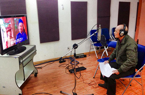 NSƯT Phạm Bằng đang lồng tiếng cho vai diễn Tri phủ