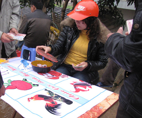 Phụ nữ cũng đảm tay chủ sới chọi đỏ đen Ảnh: Tuấn Nguyễn