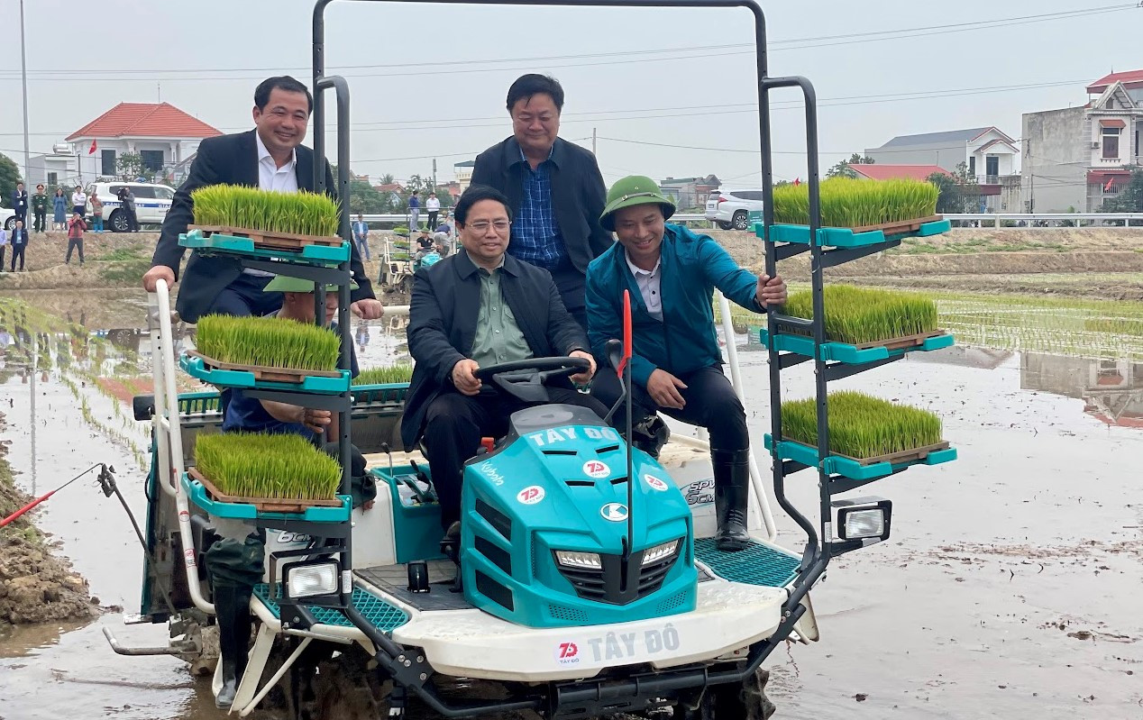 Thủ tướng trực tiếp ngồi máy để điều khiển cấy lúa trên cánh đồng. Ảnh: Nhật Bắc.