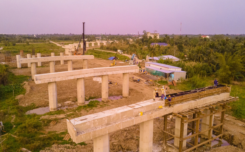 Cao tốc Cần Thơ - Cà Mau bị thiếu cát, ảnh hưởng đến tiến độ hoàn thành dự án. Cao tốc Cần Thơ - Cà Mau bị thiếu cát, ảnh hưởng đến tiến độ hoàn thành dự án.