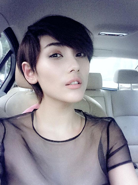 Trên trang cá nhân, siêu mẫu Võ Hoàng Yến chia sẻ hình ảnh mới mẻ của mình. Cô đã quyết định “từ giã” mái tóc dài xoăn lọn quen thuộc để trẻ trung hơn cùng kiểu đầu tém đang hot