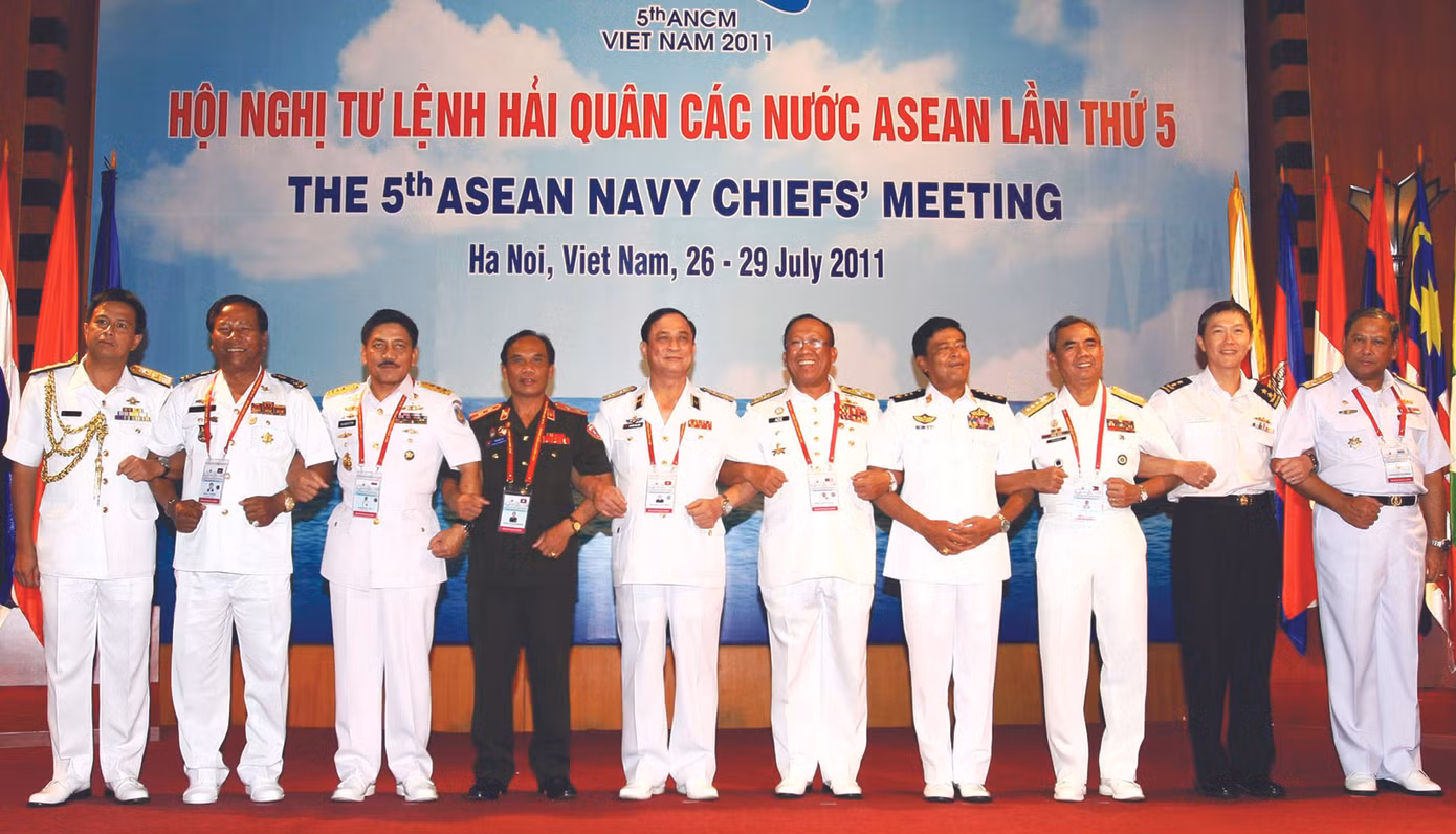 Hải quân ASEAN biểu thị sự đoàn kết Ảnh: N.M