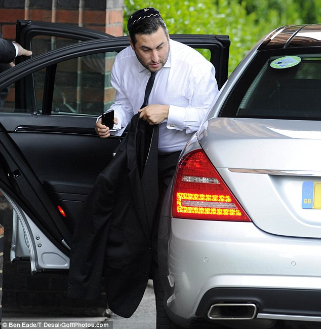 Em trai của Amy - Alex hộ tống bố mẹ tới lễ tang chị gái