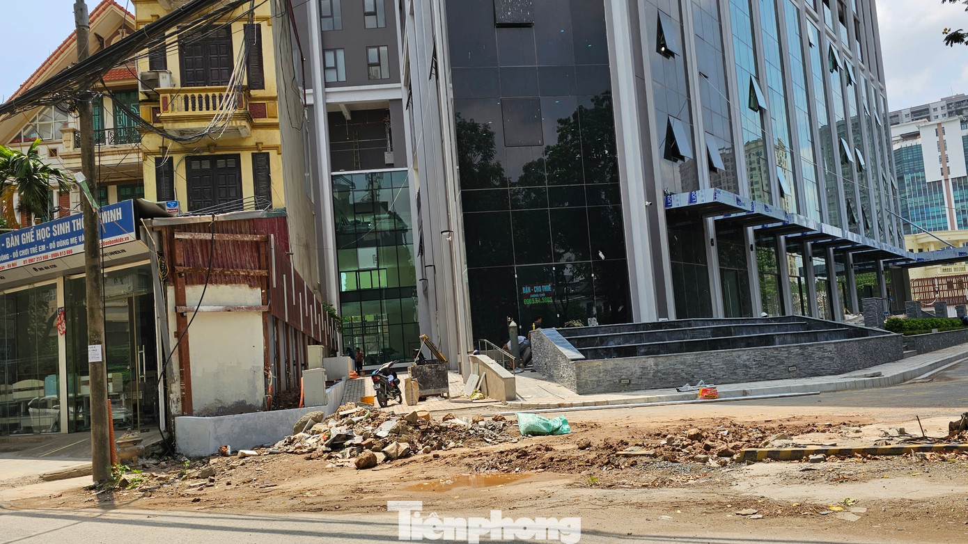 Dự án Trinity Tower nhiều hạng mục vẫn ngổn ngang, công nhân đang hoàn thiện nốt các hạng mục còn lại. Ảnh: Đình Phong.