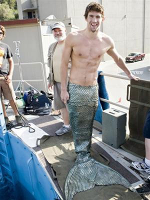 Vận động viên bơi lội Olympic Michael Phelps cũng hóa thân thành người cá