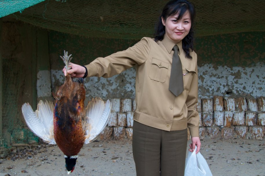 Một nữ quân nhân Triều Tiên trong cuộc sống thường ngày. Ảnh chụp tháng 12/2012. Một nữ quân nhân Triều Tiên trong cuộc sống thường ngày. Ảnh chụp tháng 12 năm ngoái