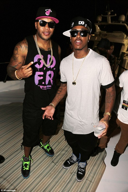 Nam ca sĩ bị bắt vì “lẻn” vào máy bay ảnh 1