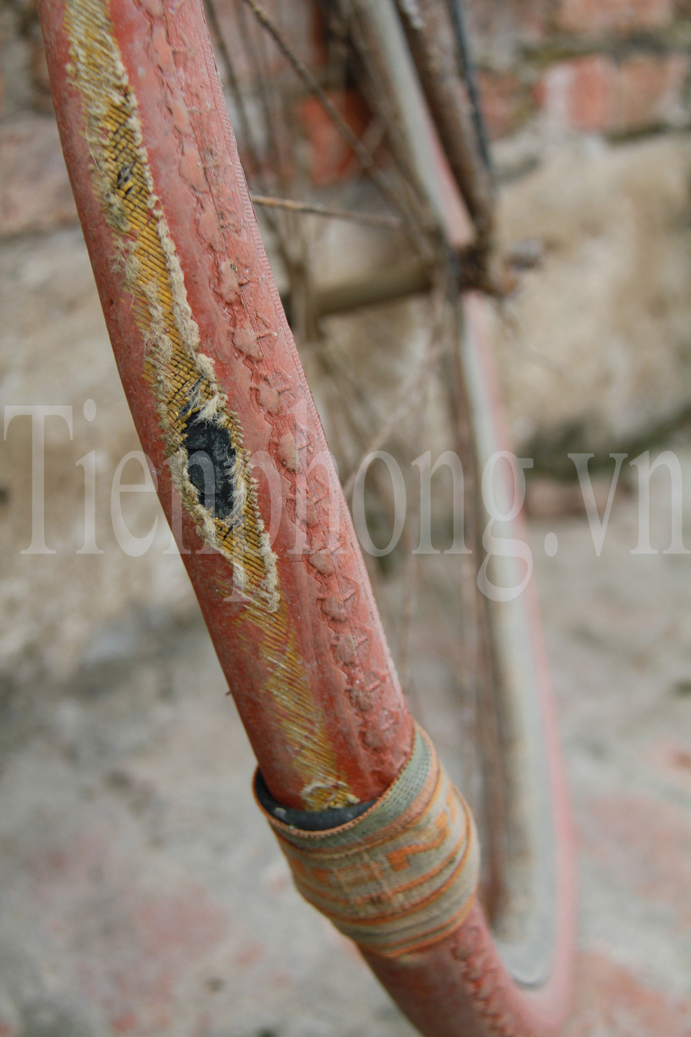 Cận cảnh chiếc lốp xe. Đã rất nhiều lần, Duẩn bị hỏng xe giữa đường dẫn đến muộn học. Ảnh: Trường Phong