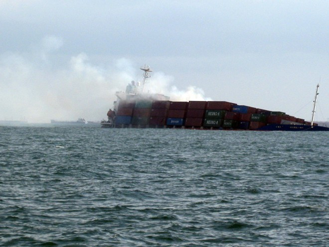 Khói bốc ra dày đặc từ phía mạn trái theo chiều gió bay qua mạn phải vào bờ biển Vũng Tàu