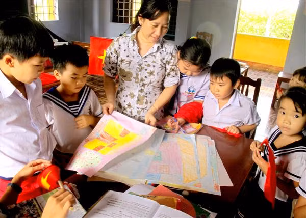 Cô giáo Nhung bên cạnh các em học sinh