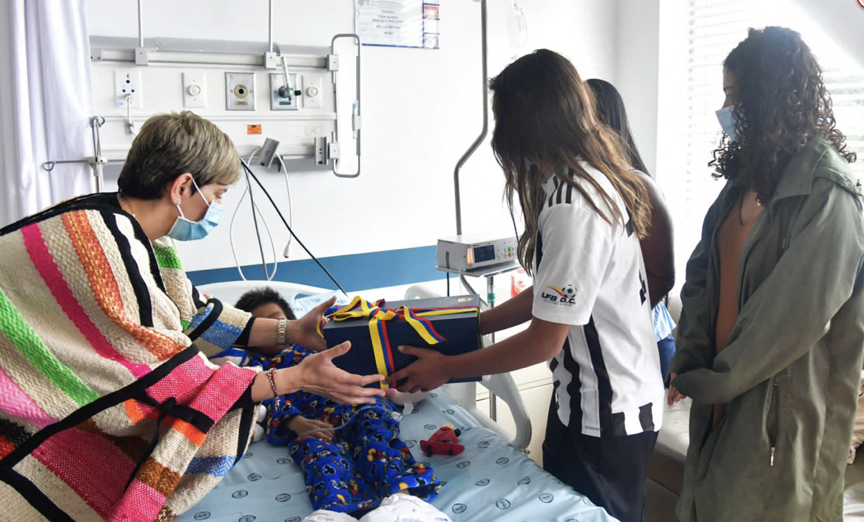 Bốn đứa trẻ sẽ phải nằm viện ít nhất 2 tuần để theo dõi và phục hồi. (Ảnh: Getty) Bốn đứa trẻ sẽ phải nằm viện ít nhất 2 tuần để theo dõi và phục hồi. (Ảnh: Getty)