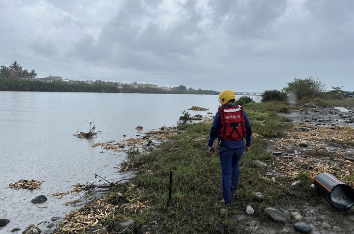 Một thành viên đội cứu hộ tìm kiếm dọc sông Erren. (Ảnh: Focus Taiwan)