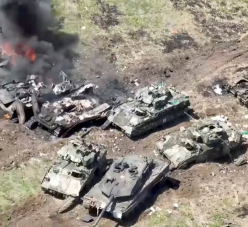 Hình ảnh từ video cho thấy những chiếc xe chiến đấu bị phá hỏng. Hình ảnh từ video cho thấy những chiếc xe chiến đấu bị phá hỏng.