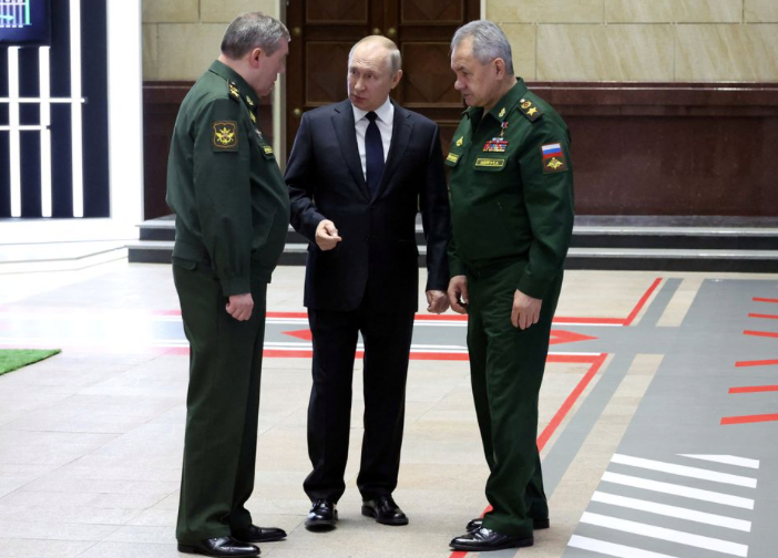 Tổng thống Nga Vladimir Putin, Bộ trưởng Quốc phòng Sergei Shoigu và Tổng tham mưu trưởng các lực lượng vũ trang Valery Gerasimov trao đổi sau cuộc họp tại Mátxcơva tháng 12/2022. (Ảnh: Sputnik) Tổng thống Nga Vladimir Putin, Bộ trưởng Quốc phòng Sergei Shoigu và Tổng tham mưu trưởng các lực lượng vũ trang Valery Gerasimov trao đổi sau cuộc họp tại Mátxcơva tháng 12/2022. (Ảnh: Sputnik)