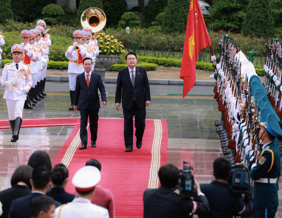 Chủ tịch nước Võ Văn Thưởng và Tổng thống Hàn Quốc Yoon Suk Yeol duyệt đội danh dự. (Ảnh: Như Ý) Chủ tịch nước Võ Văn Thưởng và Tổng thống Hàn Quốc Yoon Suk Yeol duyệt đội danh dự. (Ảnh: Như Ý)