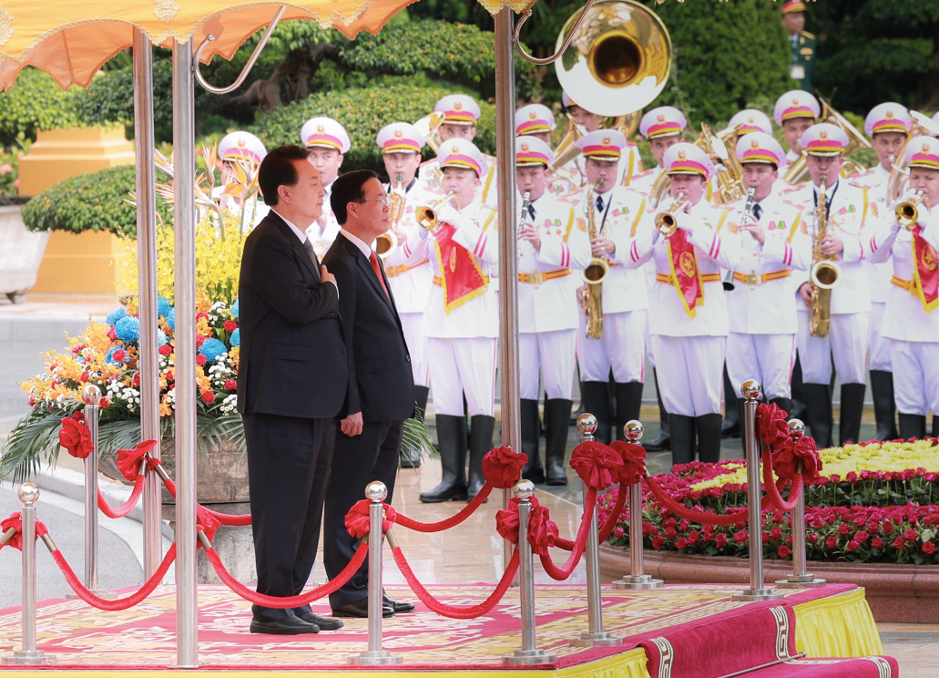 Chủ tịch nước Võ Văn Thưởng và Tổng thống Hàn Quốc Yoon Suk Yeol làm lễ chào cờ. (Ảnh: Như Ý) Chủ tịch nước Võ Văn Thưởng và Tổng thống Hàn Quốc Yoon Suk Yeol làm lễ chào cờ. (Ảnh: Như Ý)