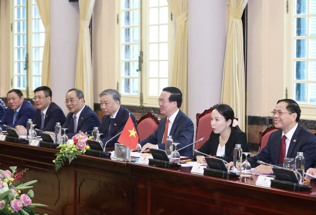 Chủ tịch nước Võ Văn Thưởng và các quan chức cấp cao Việt Nam tại cuộc hội đàm. (Ảnh: Như Ý)