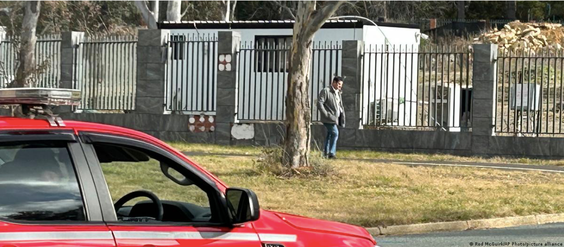 Úc nói rằng một nhà ngoại giao Nga (không phải người trong hình) bám trụ trong khu đất mà Úc không đồng ý để Nga xây đại sứ quán mới. (Ảnh: AP) Úc nói rằng một nhà ngoại giao Nga (không phải người trong hình) bám trụ trong khu đất mà Úc không đồng ý để Nga xây đại sứ quán mới. (Ảnh: AP)