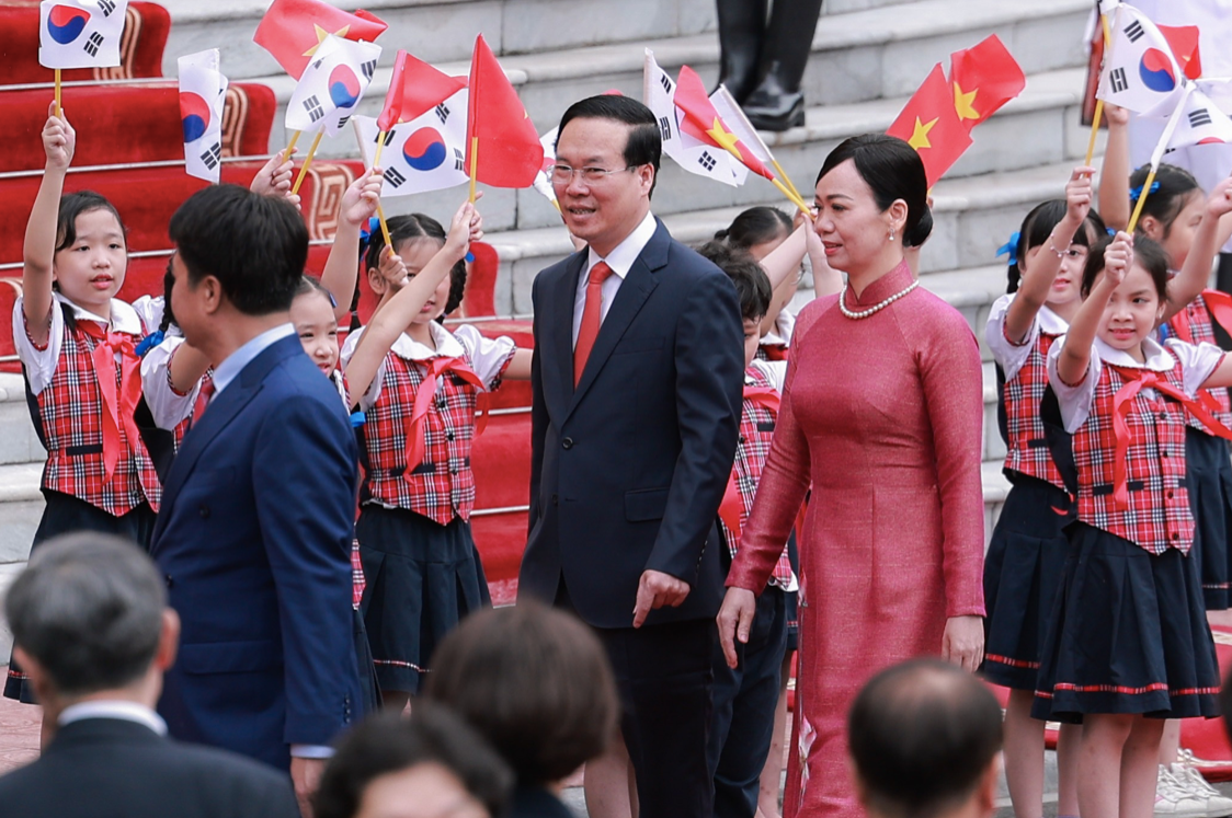 Chủ tịch nước Võ Văn Thưởng và Phu Nhân tại lễ đón. (Ảnh: Như Ý) Chủ tịch nước Võ Văn Thưởng và Phu Nhân tại lễ đón. (Ảnh: Như Ý)