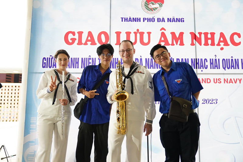 Thanh niên Đà Nẵng chụp ảnh với ban nhạc của Hải quân Mỹ. (Ảnh: TLSQ Mỹ)