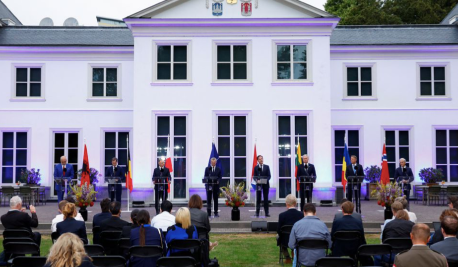 Lãnh đạo các nước Albania, Bỉ, Ba Lan, Hà Lan, Lithuania, Romania, Na Uy và Tổng Thư ký NATO trong cuộc họp báo chung sau bữa tối làm việc tại La Hay ngày 27/6. (Ảnh: Reuters)