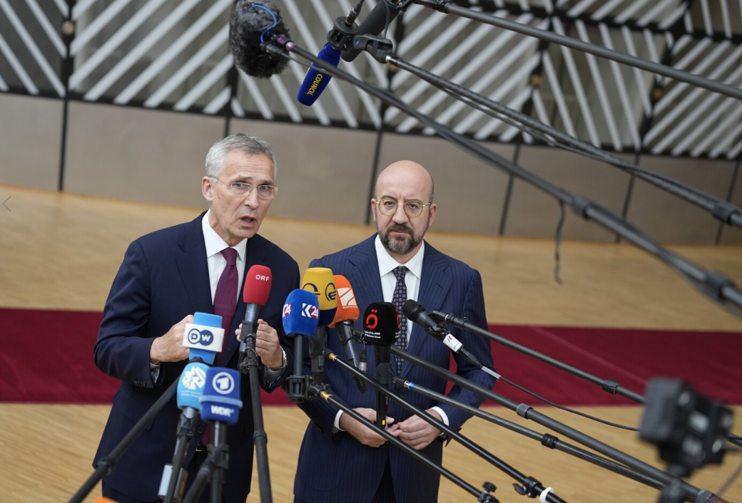 Tổng Thư ký NATO Jens Stoltenberg và Chủ tịch Hội đồng châu Âu Charles Michel phát biểu với báo chí trước khi diễn ra thượng đỉnh EU ngày 29/6. (Ảnh: AP) Tổng Thư ký NATO Jens Stoltenberg và Chủ tịch Hội đồng châu Âu Charles Michel phát biểu với báo chí trước khi diễn ra thượng đỉnh EU ngày 29/6. (Ảnh: AP)