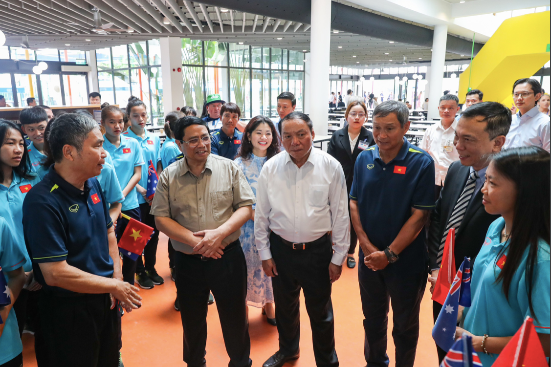 Thủ tướng Phạm Minh Chính động viên thầy trò HLV Mai Đức Chung. (Ảnh: Như Ý) Thủ tướng Phạm Minh Chính động viên thầy trò HLV Mai Đức Chung. (Ảnh: Như Ý)