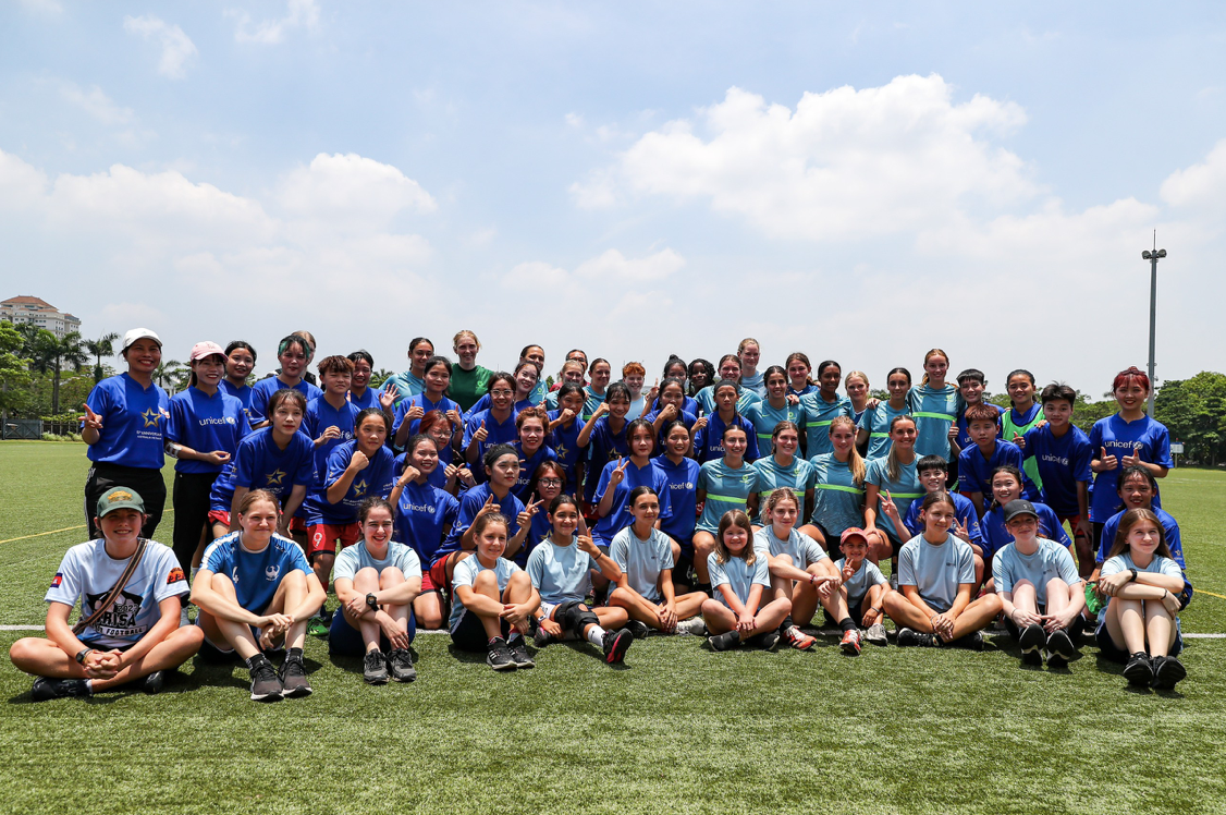 Các cầu thủ tham gia buổi gặp tại Trường Quốc tế Liên Hợp Quốc. (Ảnh: Như Ý) Các cầu thủ tham gia buổi gặp tại Trường Quốc tế Liên Hợp Quốc. (Ảnh: Như Ý)