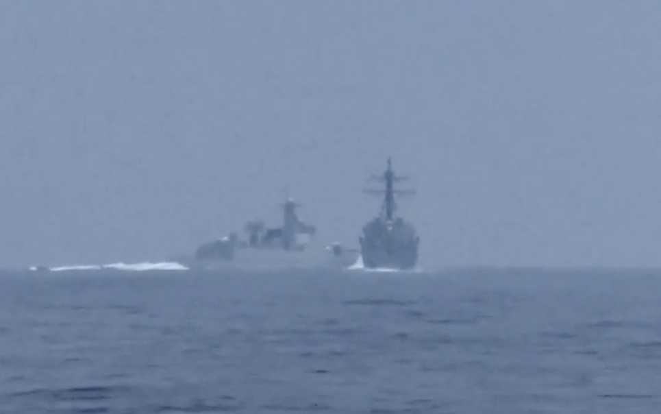 Hình ảnh trong đoạn phim được phóng viên Global News ghi lại cho thấy tàu Trung Quốc di chuyển cắt ngang tàu khu trục Mỹ USS Chung-Hoon ở eo biển Đài Loan. Hình ảnh trong đoạn phim được phóng viên Global News ghi lại cho thấy tàu Trung Quốc di chuyển cắt ngang tàu khu trục Mỹ USS Chung-Hoon ở eo biển Đài Loan.